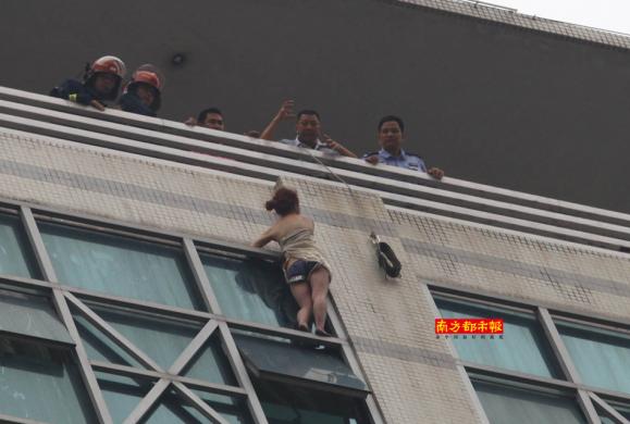 Ů�Ӹ�¥�������� Χ���߶¾Ȼ�����һ������